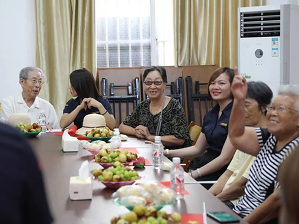 中庭装饰集团丨“情暖中秋，将爱传承”——走进金浦社区慰问高龄老人